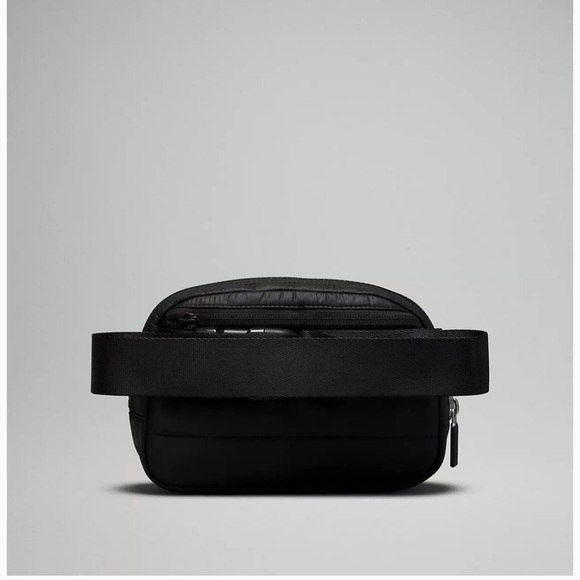 Lululemon Everywhere Belt Bag 1L *Wunder Puff in Black - Picture 4 of 13